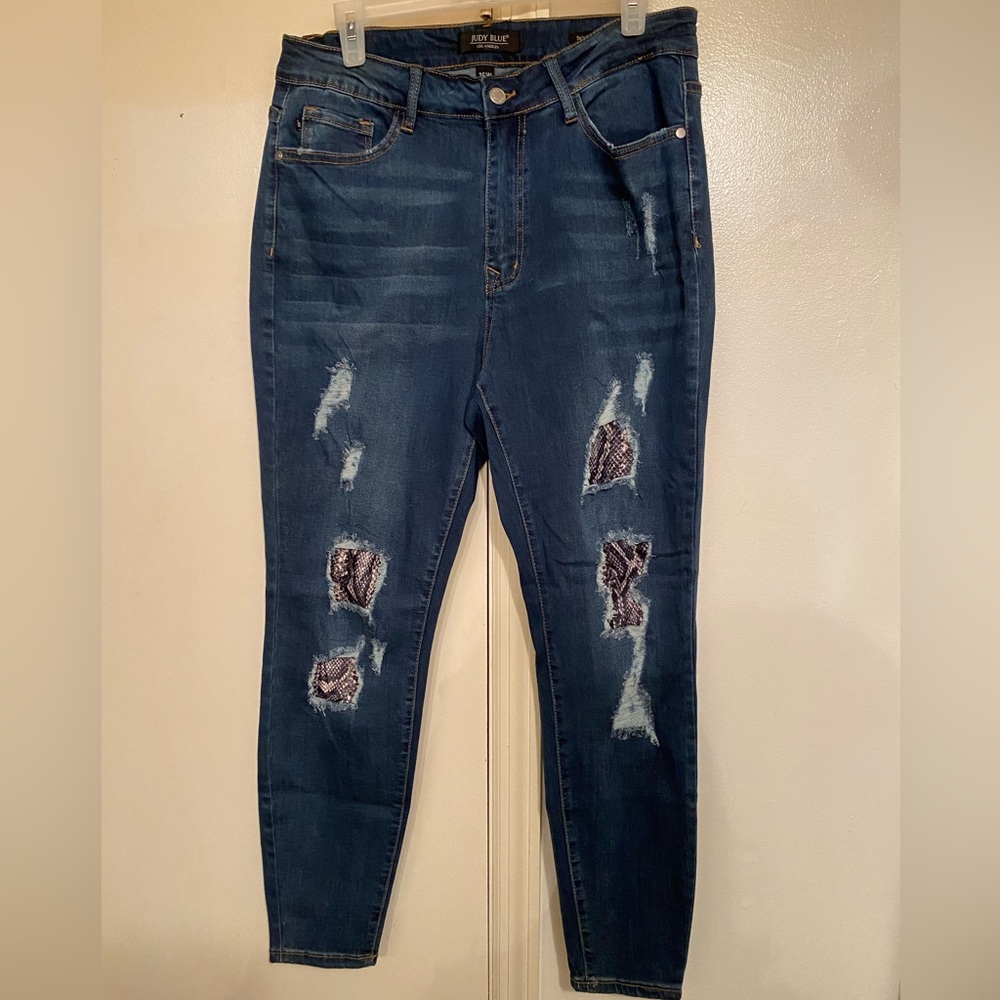 NWOT Judy Blue woman’s size 16w snake print details jeans